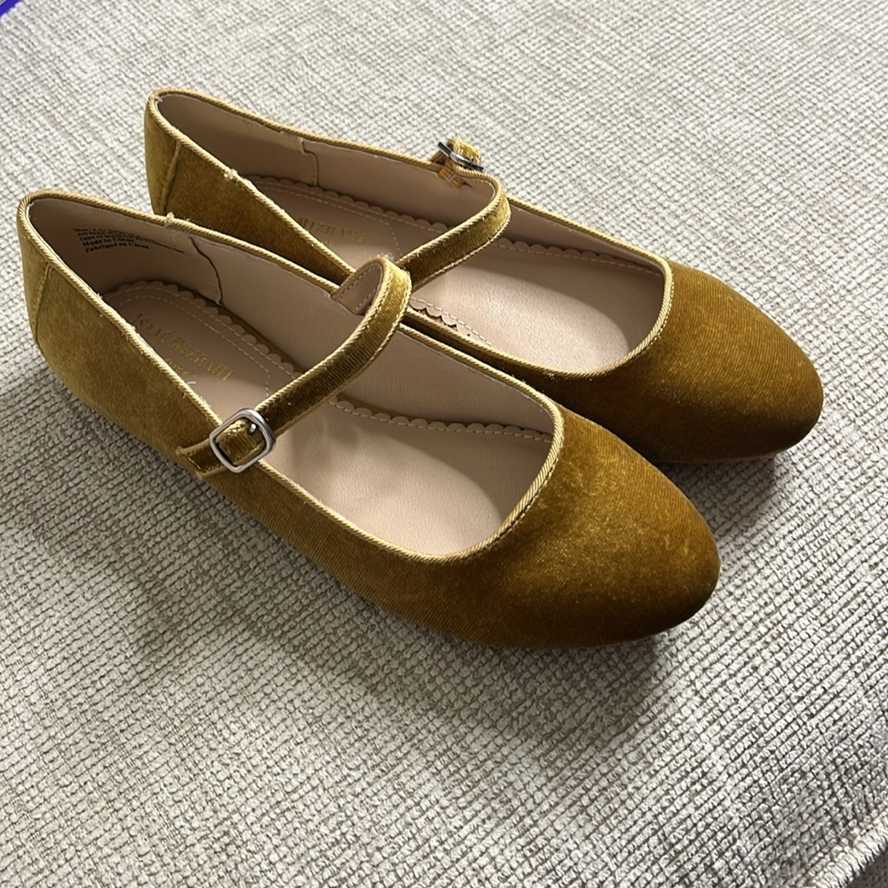 SOLD* NWOT- Isaac Mizrahi gold velvet Mary- Jane flats- size 8.5